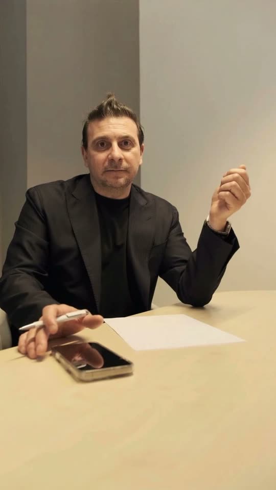 Alessandro Cavassi alla scrivania dell’ufficio A&C