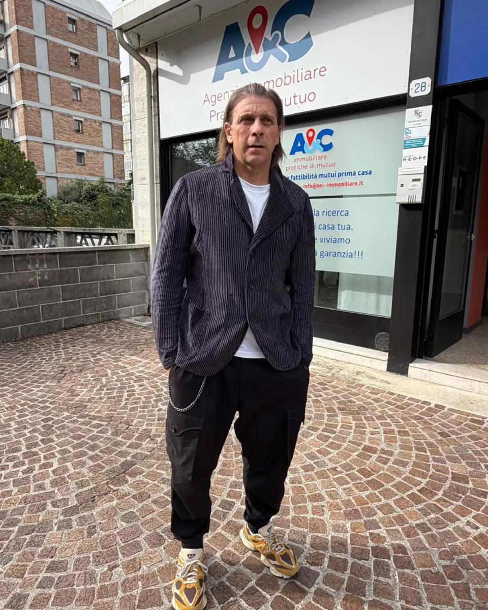 Alessandro Cavassi all’ingresso dell’agenzia A&C Immobiliare