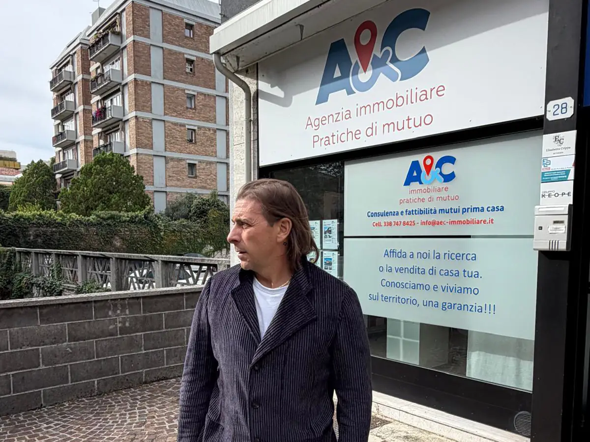 La sede di A&C Immobiliare in Via Marangoni 28 a Udine, con Alessandro Cavassi davanti alla vetrina